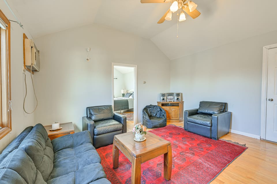 Cozy Levittown Apartment: Full Kitchen + Smart TV! Apartment in Long Island