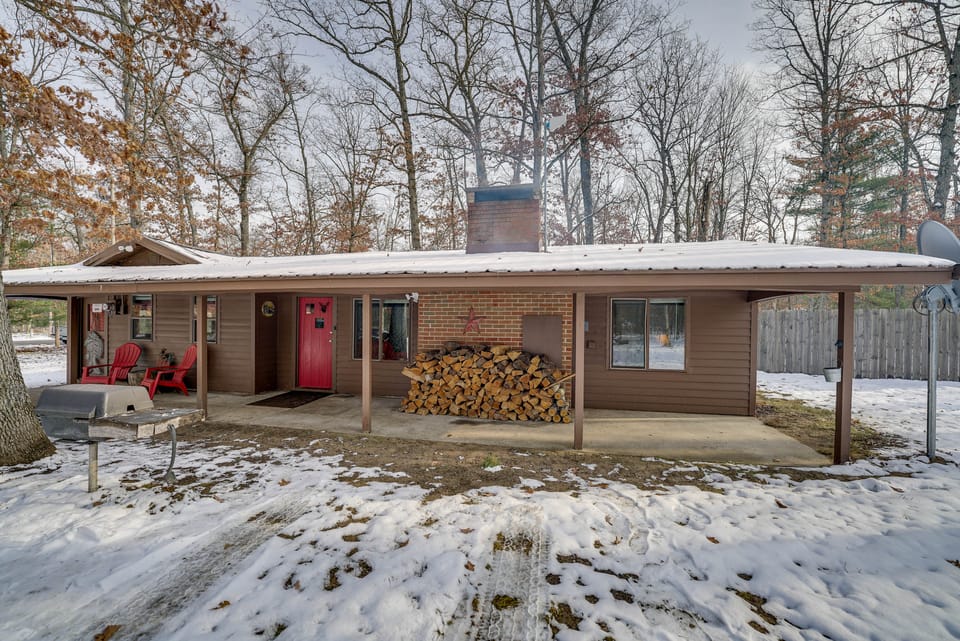 Pet-Friendly Irons Cottage w/ Fire Pit & Fireplace Cottage in Michigan