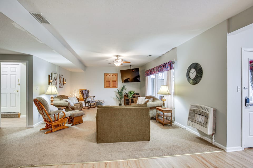 5 Mi to Fort Osage: Countryside Studio Apartment in Missouri