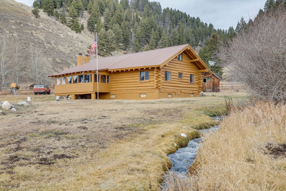 Yellowstone Cabin Getaway Near National Park House in Idaho