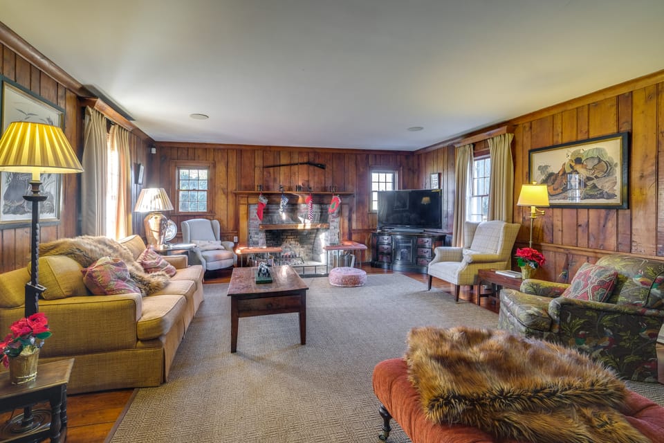 Elegant Paris Manor w/ Private Pool! Villa in Shenandoah Valley
