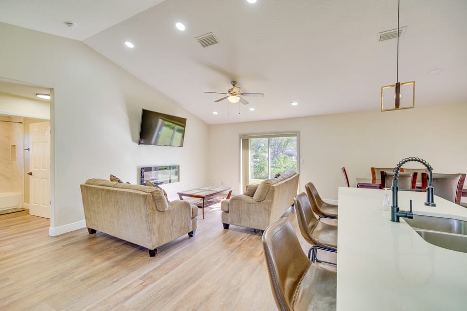 Sunny Palm Bay Home w/ Screened Porch Near Beaches House in Palm Bay