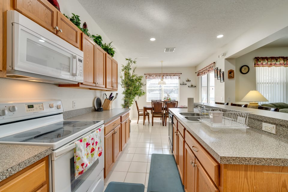 22 Mi to Disney: Kissimmee Home w/ Pool & Hot Tub House in Kissimmee