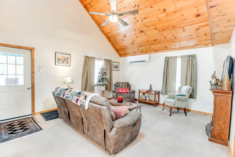 Charming + Cozy Cabin Near Lake Champlain! House in Lake Champlain