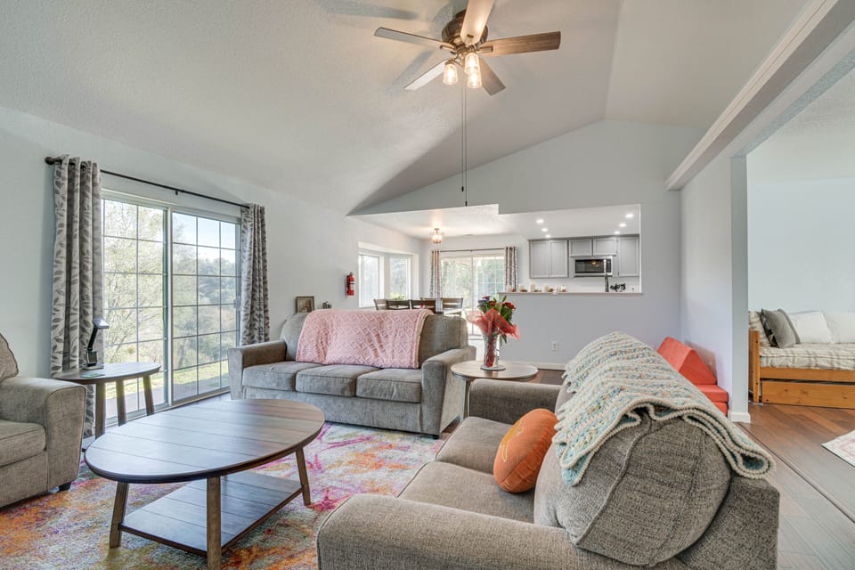 Bright + Cozy Mariposa Getaway: 46 Mi to Yosemite! House in Sierra Nevada