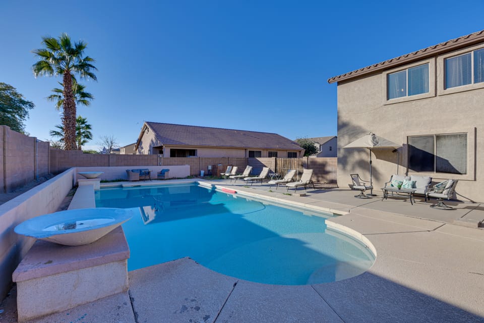 Private Pool & Game Room: Spacious Phoenix Retreat House in Laveen Village