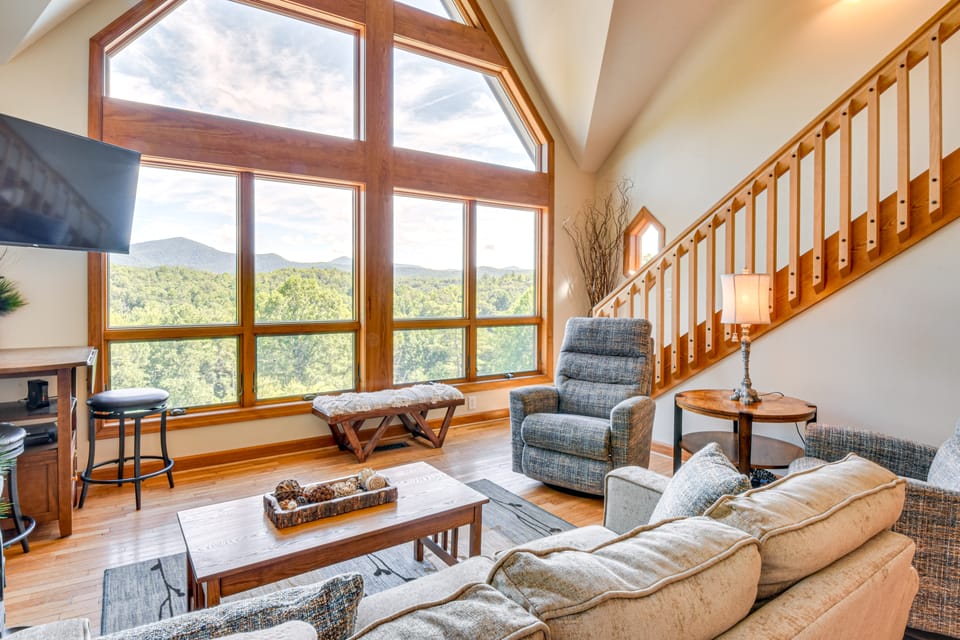 Hilltop Home w/ Panoramic Forest & Mountain Views! House in Georgia