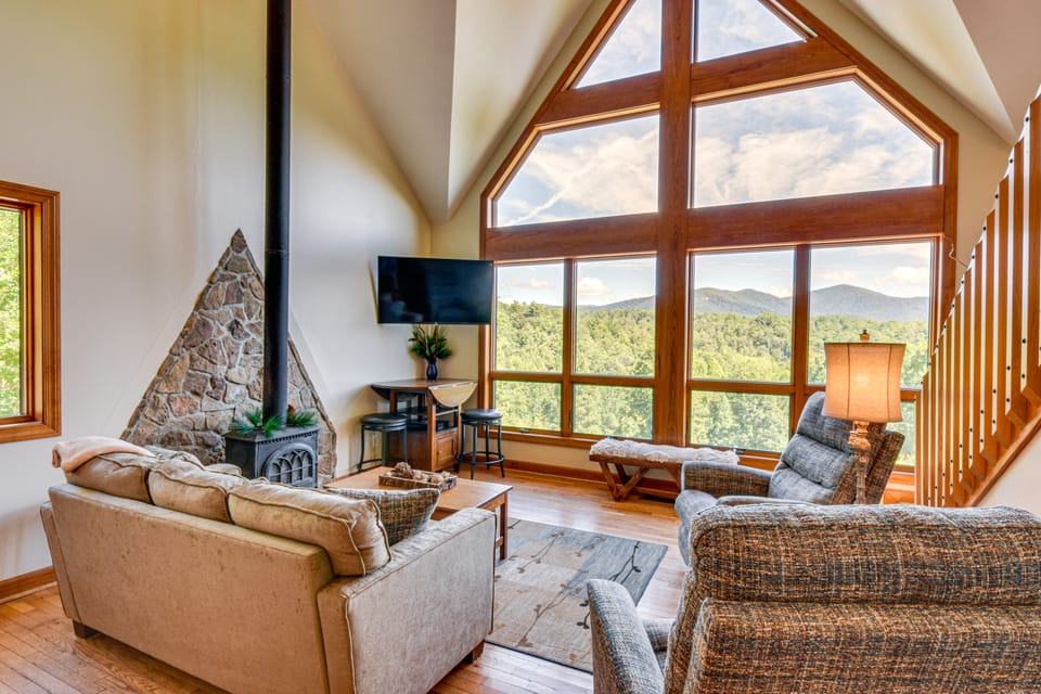 Hilltop Home w/ Panoramic Forest & Mountain Views! House in Georgia