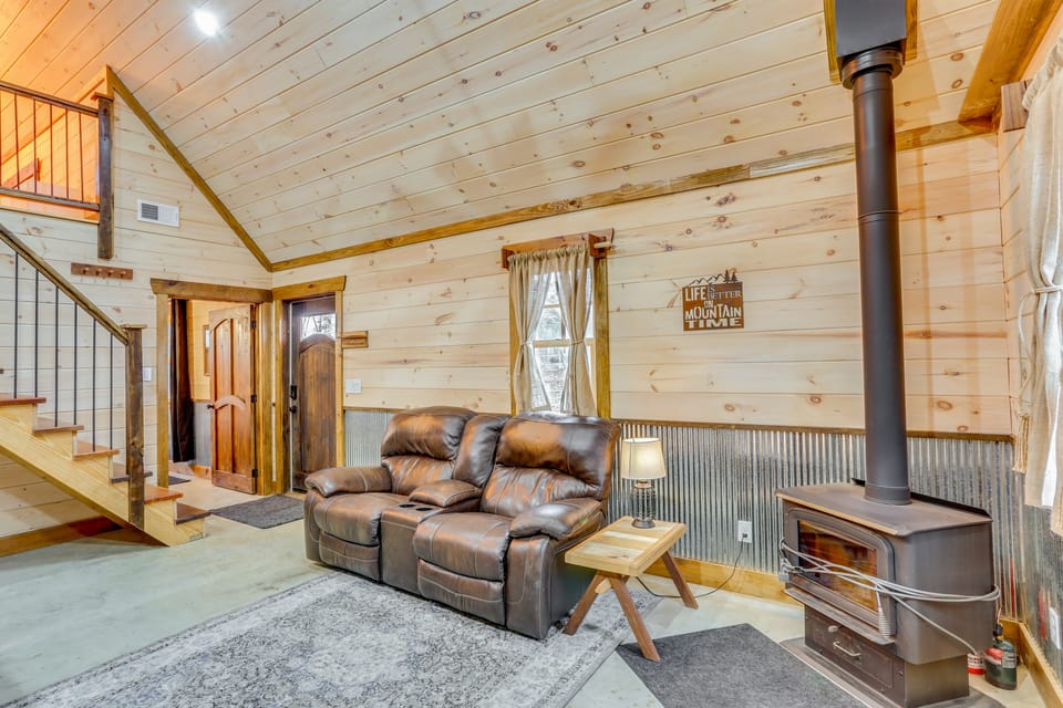 Peaceful Hiker's Hideaway w/ Deck on 1 Acre! House in Alabama