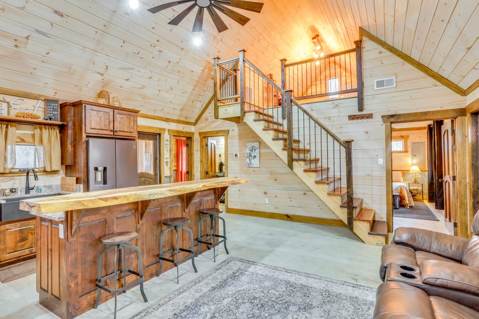Peaceful Hiker's Hideaway w/ Deck on 1 Acre! House in Alabama