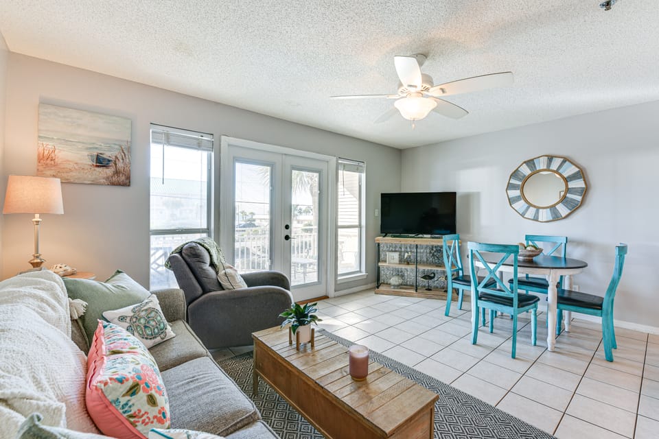 Lovely Destin Condo w/ Pool Access: Walk to Beach! Apartment in Destin
