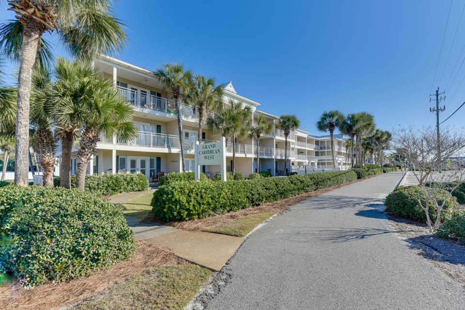 Lovely Destin Condo w/ Pool Access: Walk to Beach! Apartment in Destin