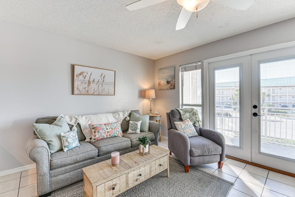 Lovely Destin Condo w/ Pool Access: Walk to Beach! Apartment in Destin