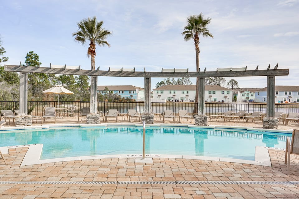 PCB Townhome w/ Deck & Pool Access: 3 Mi to Beach! Apartment in Upper Grand Lagoon