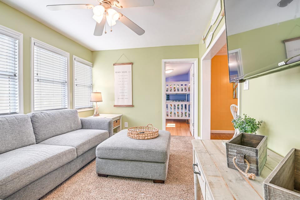 1 Mi to Surfside Beach: Coastal Cottage House in Oceanside Village