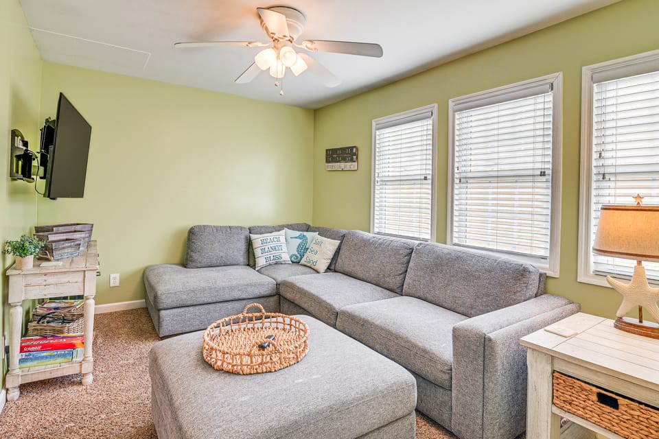 1 Mi to Surfside Beach: Coastal Cottage House in Oceanside Village