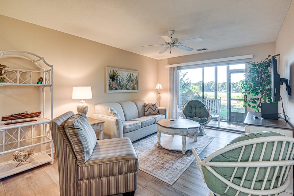 Pawleys Island Condo w/ Screened Porch + Golfing! Apartment in South Carolina