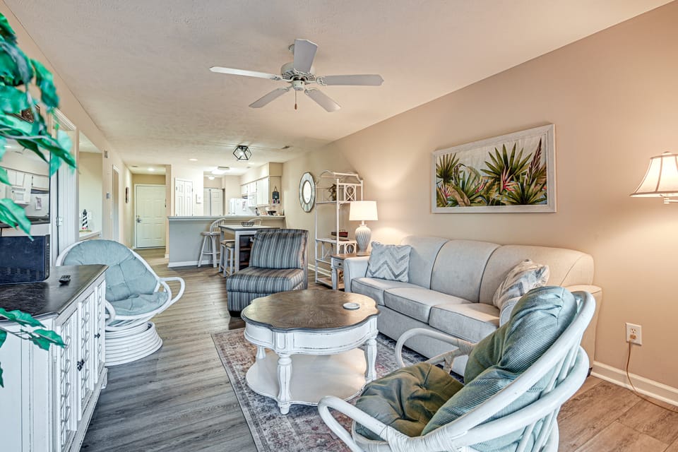 Pawleys Island Condo w/ Screened Porch + Golfing! Apartment in South Carolina