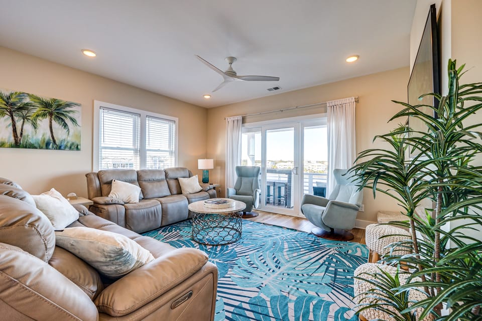 Lakefront Carolina Beach Townhome w/ 3 Balconies! Apartment in Carolina Beach