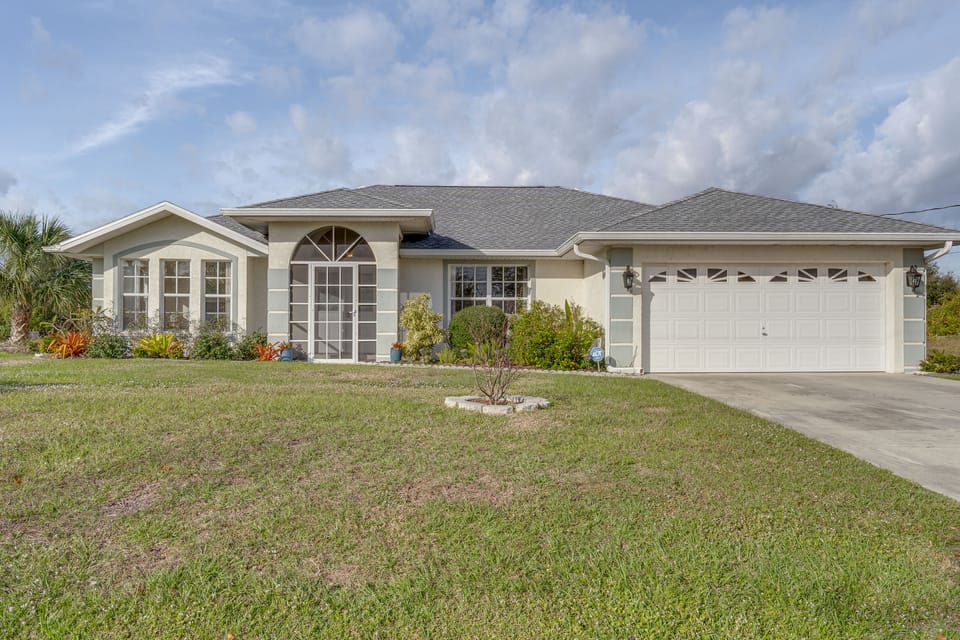 Dive In! Port Charlotte Home w/ Heated Pool House in Gulf Cove