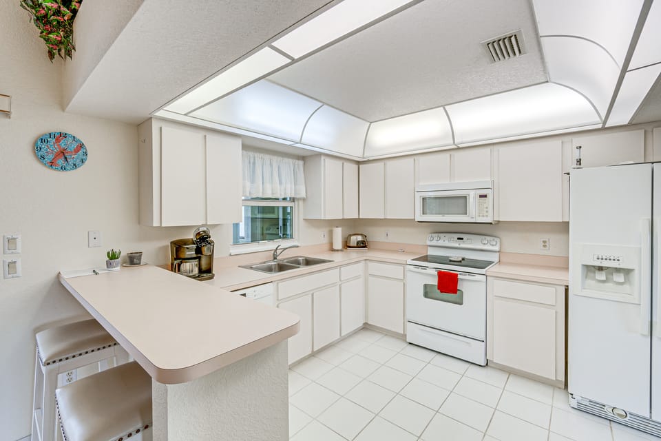 Dive In! Port Charlotte Home w/ Heated Pool House in Gulf Cove