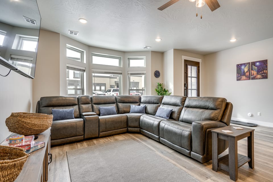 Stunning Mtn Views! Home 3 Mi to Dtwn Cedar City! Apartment in Cedar City