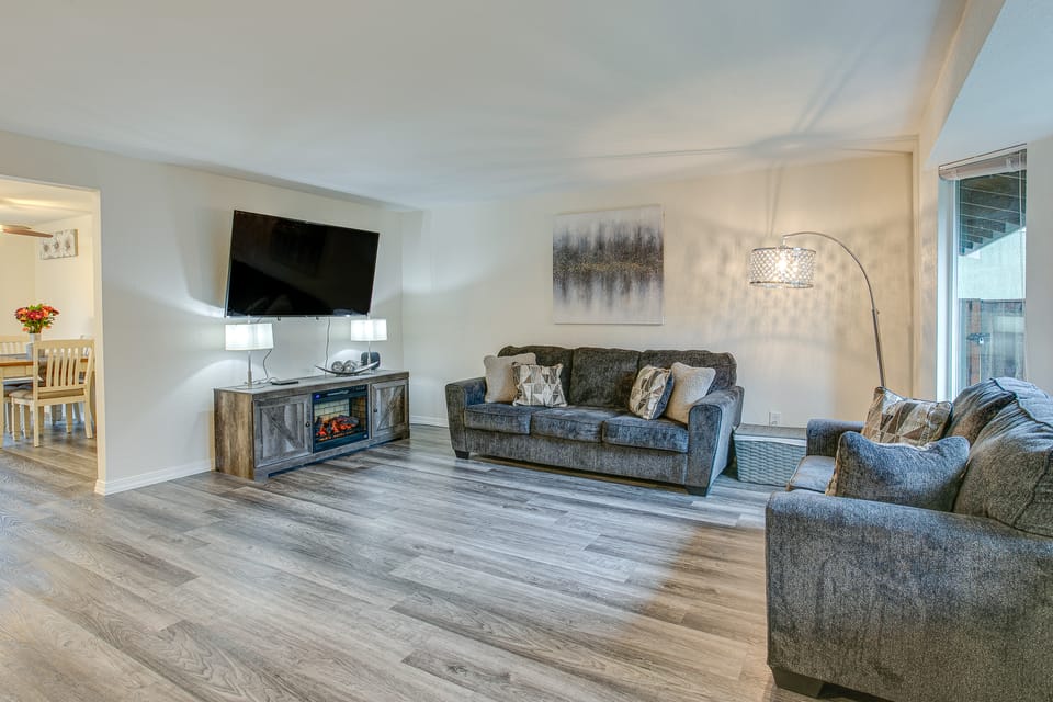 Modern Puyallup Townhome w/ Backyard & Fireplace Apartment in King County