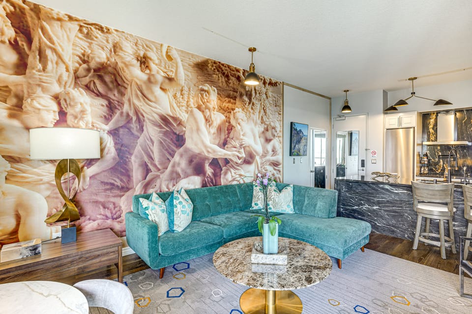 Luxe Long Beach Condo w/ Pool: 1 Mi to Shoreline! Apartment in Long Beach