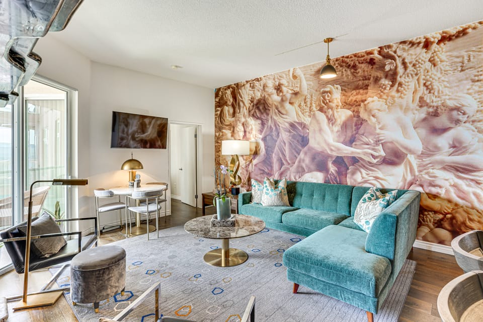 Luxe Long Beach Condo w/ Pool: 1 Mi to Shoreline! Apartment in Long Beach