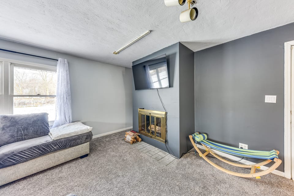 Cozy Wisconsin Escape w/ Deck, Grill & Fire Pit! House in Pleasant Prairie