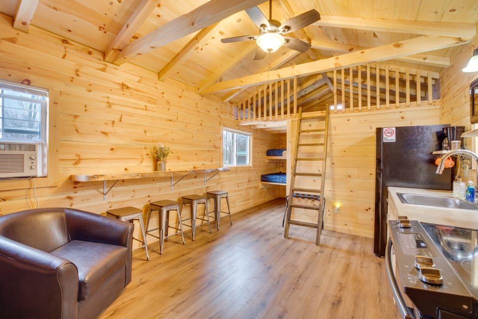Mauston Studio Cabin ~ 15 Mi to Wisconsin Dells! Apartment in Wisconsin