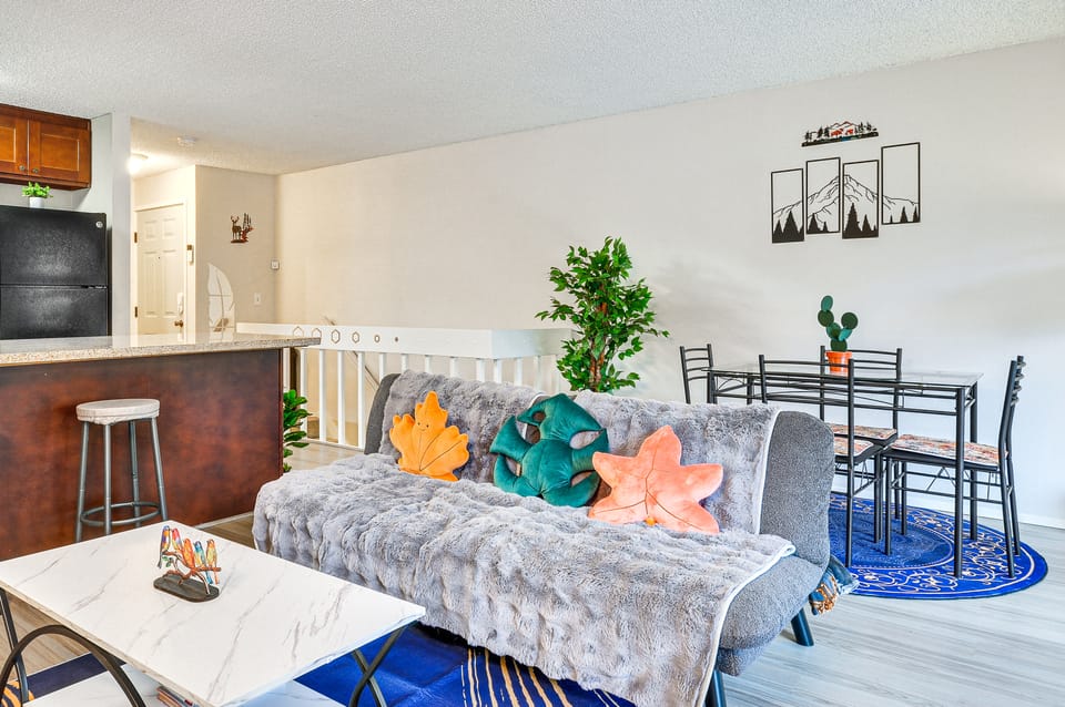 Lake Oswego Condo w/ Balcony, 3 Mi to the Water! Apartment in Lake Oswego