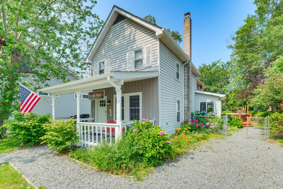 Adorable Cottage: Fire Pit, Walk to Colonial Beach Cottage in Colonial Beach