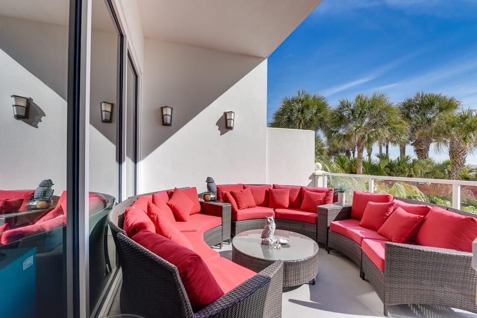 Steps to Sea & Sand! Gulf-View Galveston Getaway Apartment in Diamond Beach