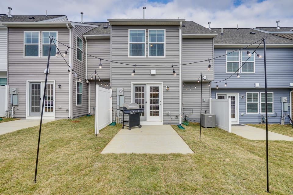 Great for Families! Townhome 9 Mi to Harpers Ferry Apartment in Charles Town