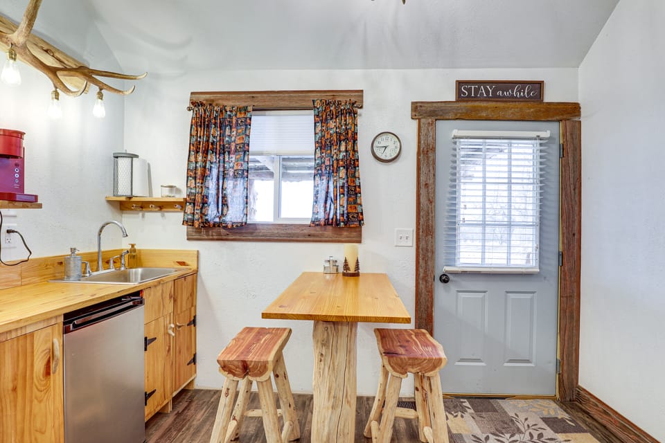 Glenvil Cabin w/ Gas Grill: Steps to Dock & Pond! House in Nebraska