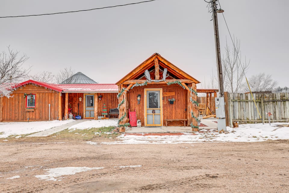 Glenvil Cabin w/ Gas Grill: Steps to Dock & Pond! House in Nebraska