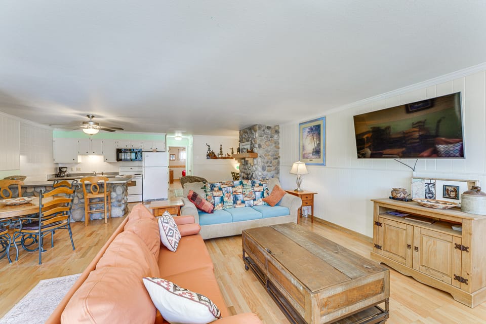 Main Street Red River Condo w/ Fireplace & Views! Apartment in Red River