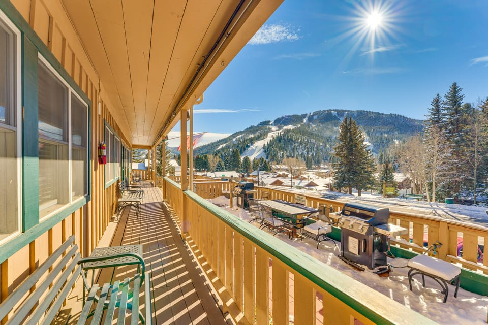 Main Street Red River Condo w/ Fireplace & Views! Apartment in Red River