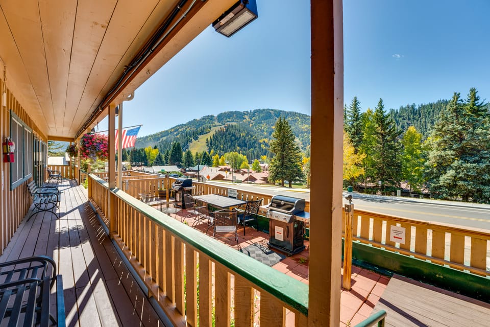 Main Street Red River Condo w/ Fireplace & Views! Apartment in Red River