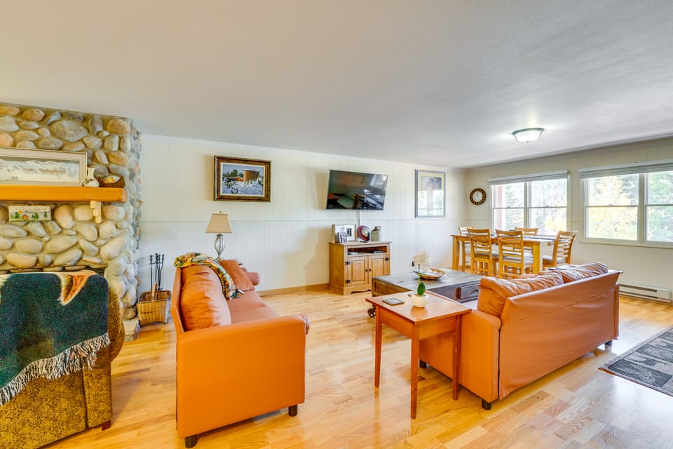 Main Street Red River Condo w/ Fireplace & Views! Apartment in Red River