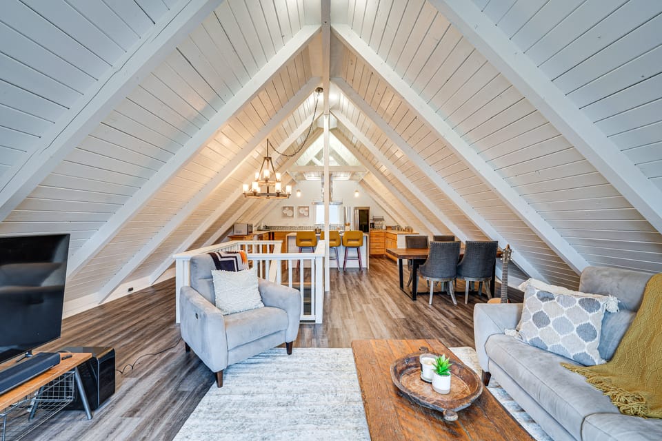 Stylish Bellingham Home w/ Lake + Mountain Views! House in Washington