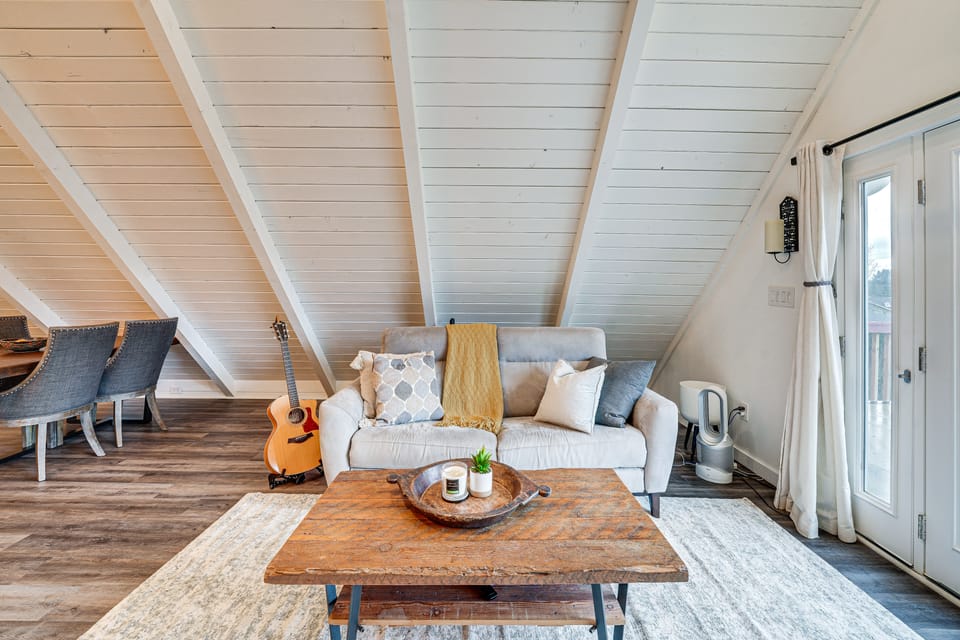 Stylish Bellingham Home w/ Lake + Mountain Views! House in Washington
