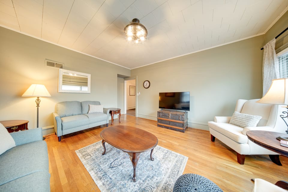 Central Meadville Apartment - Walk to Downtown! Apartment in Lake Erie