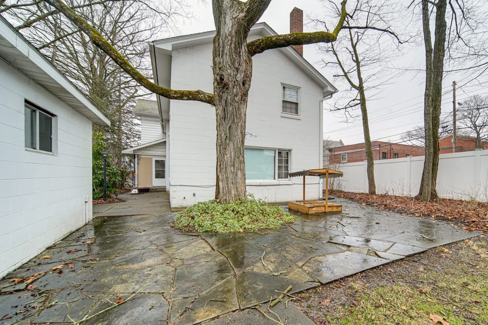 Central Meadville Apartment - Walk to Downtown! Apartment in Lake Erie