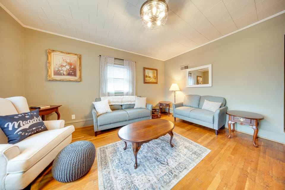Central Meadville Apartment - Walk to Downtown! Apartment in Lake Erie