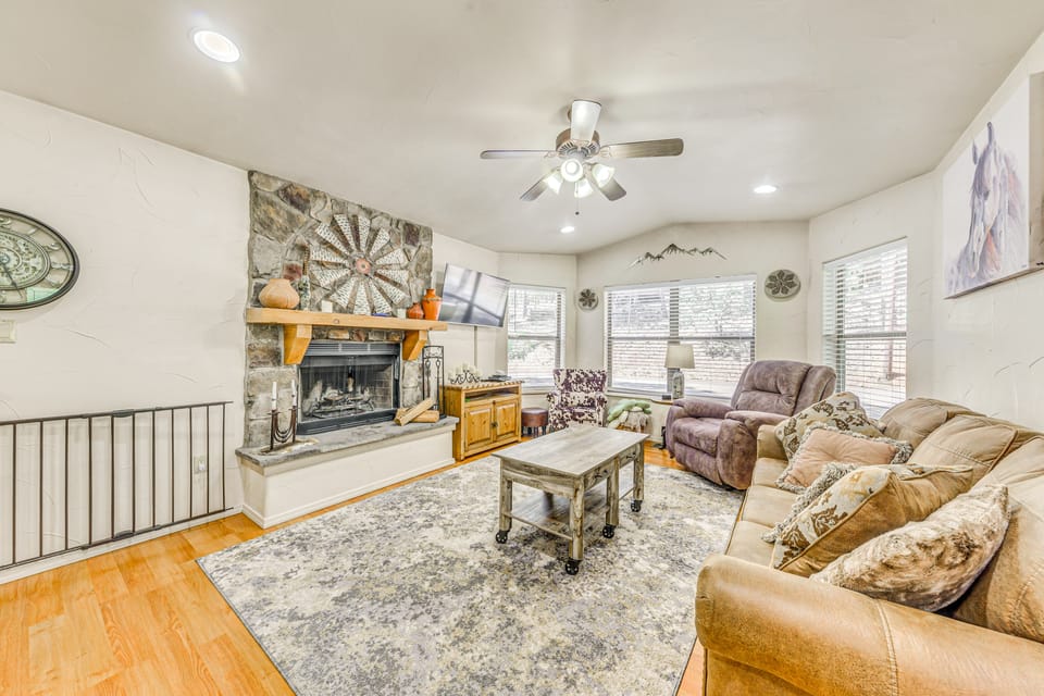 Ruidoso Cabin Rental w/ Hot Tub: Near Midtown! House in Ruidoso