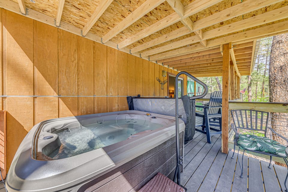 Ruidoso Cabin Rental w/ Hot Tub: Near Midtown! House in Ruidoso