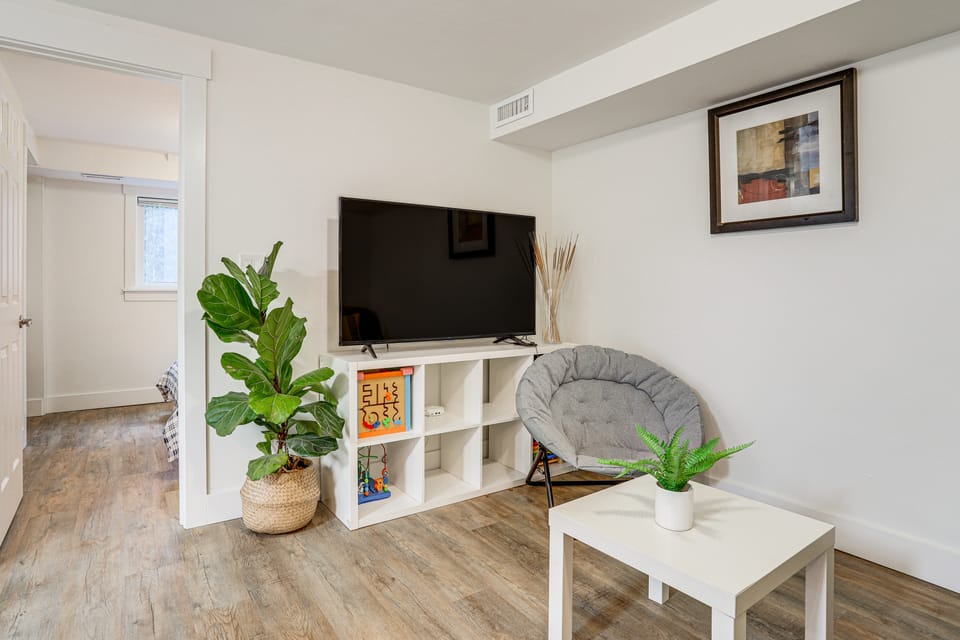 Walk to Beach & Lake Access: Cozy Redmond Apt! Apartment in Lake Sammamish