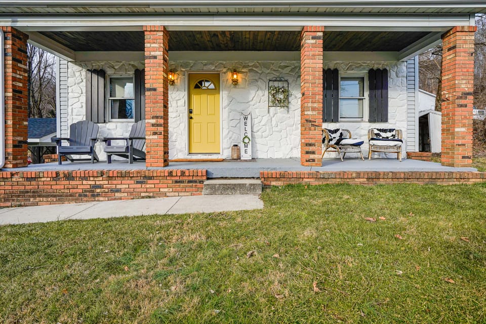 Zanesville Apartment w/ Porch - 3 Mi to Downtown! Apartment in Zanesville